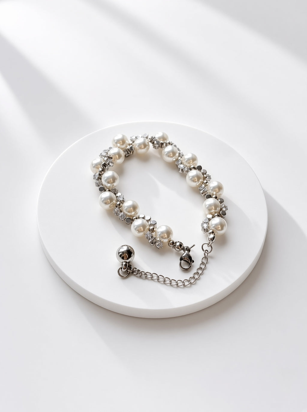 Retro Pearl Bracelet with Sparkle Detail for Women