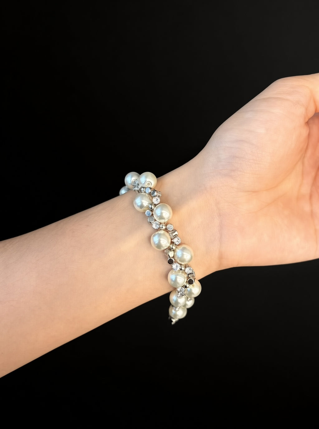 Retro Pearl Bracelet with Sparkle Detail for Women