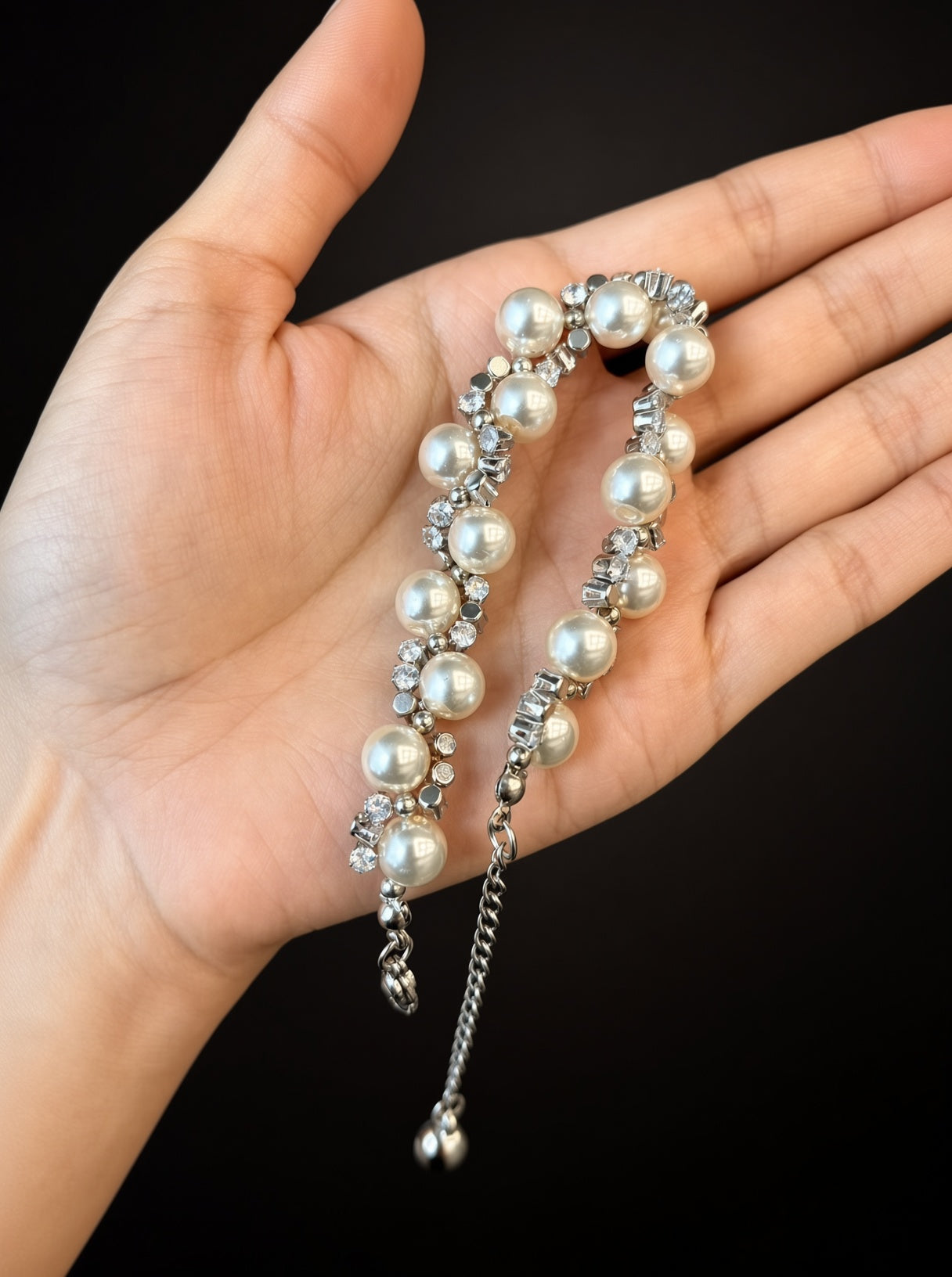 Retro Pearl Bracelet with Sparkle Detail for Women