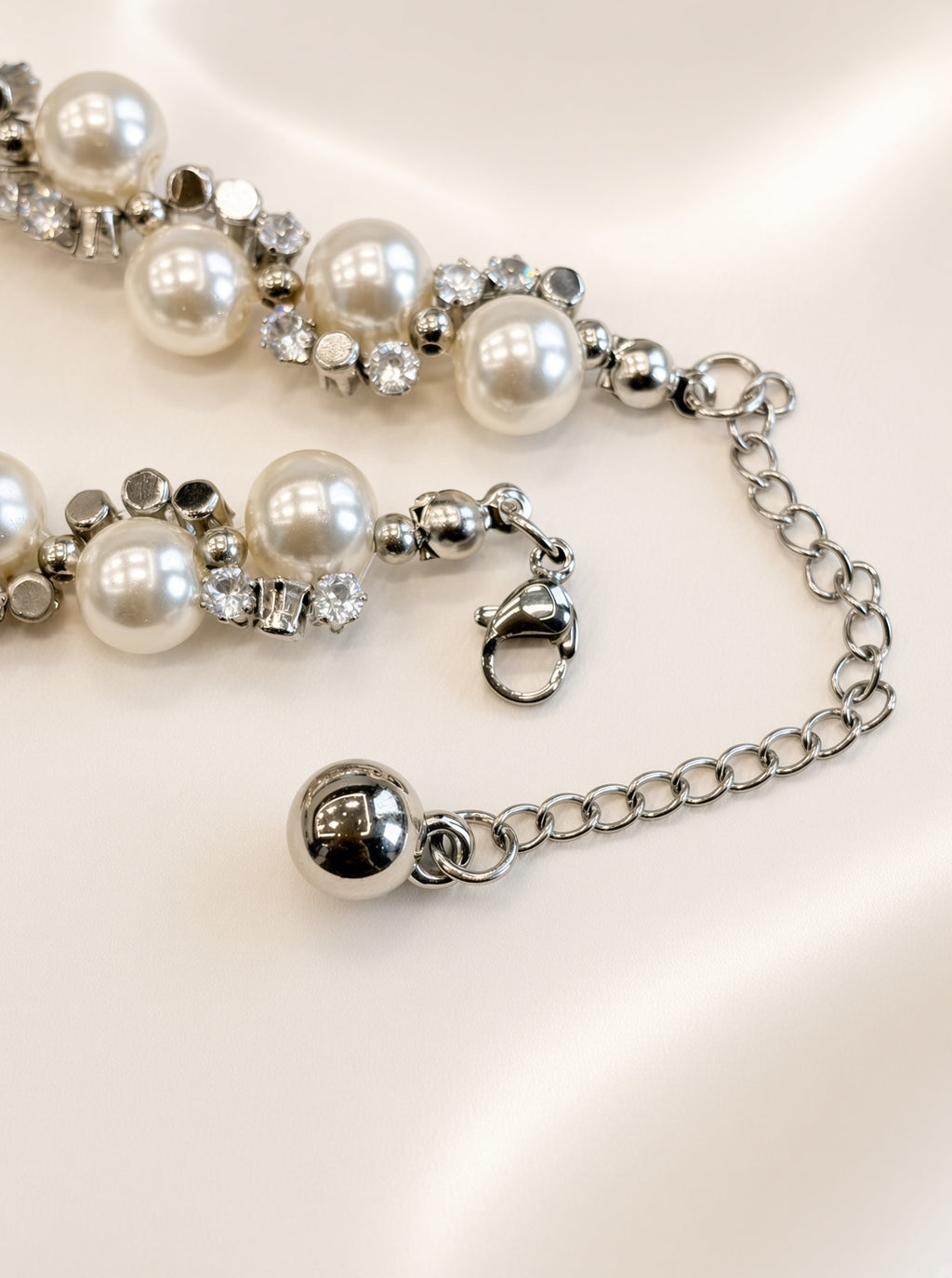 Retro Pearl Bracelet with Sparkle Detail for Women