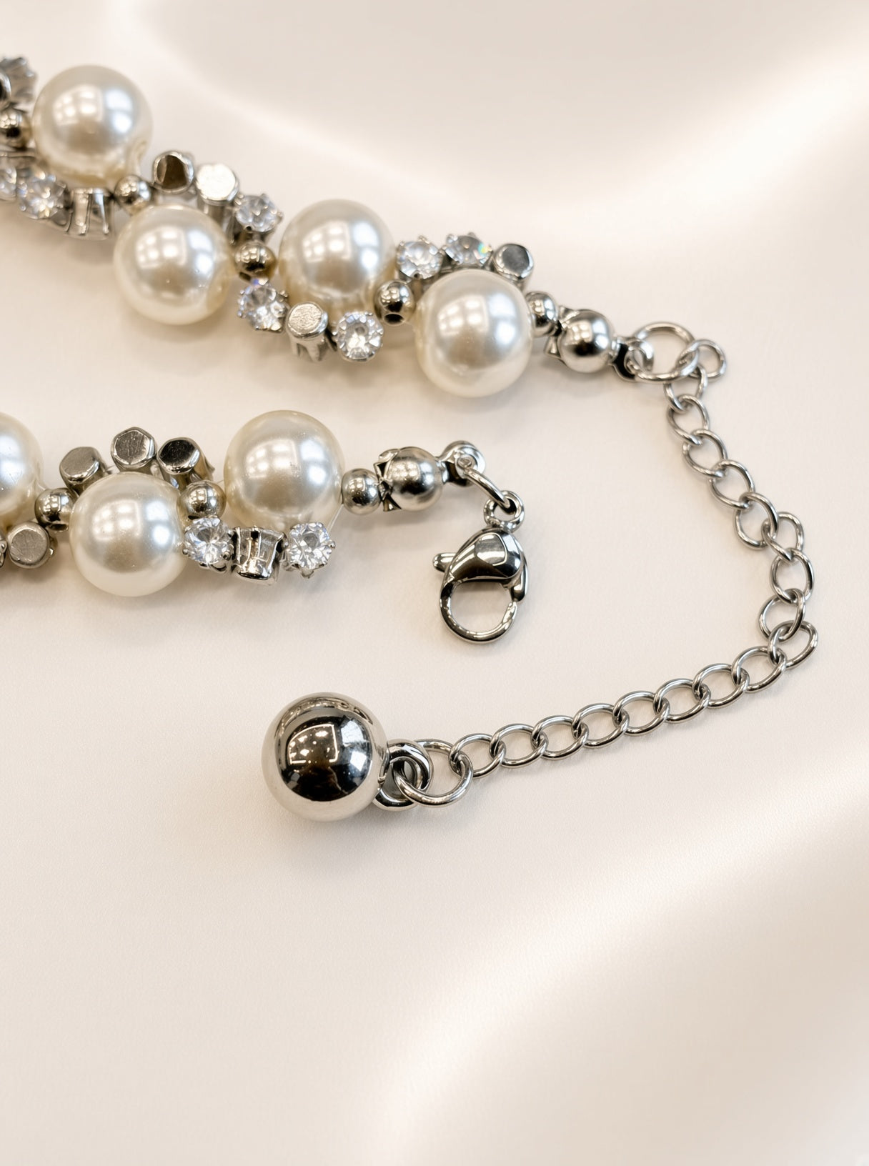 Retro Pearl Bracelet with Sparkle Detail for Women